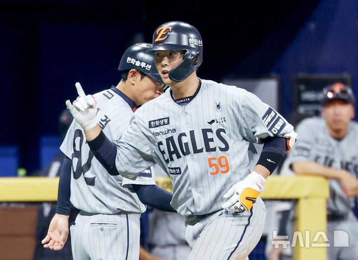 [서울=뉴시스] 김진아 기자 = 14일 서울 구로구 고척스카이돔에서 열린 2026 KBO 리그 한화 이글스와 키움 히어로즈의 경기, 9회초 1사 2루 한화 허인서가 투런 홈런을 친 뒤 기뻐하고 있다. 2026.05.14. bluesoda@newsis.com