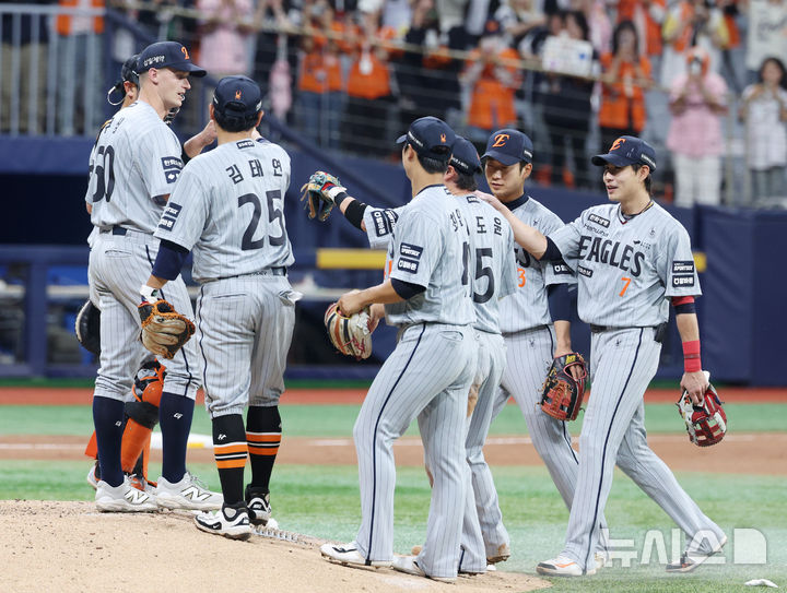 [서울=뉴시스] 김진아 기자 = 14일 서울 구로구 고척스카이돔에서 열린 2026 KBO 리그 한화 이글스와 키움 히어로즈의 경기, 9회말 10-1로 승리한 한화 선수들이 기뻐하고 있다. 2026.05.14. bluesoda@newsis.com