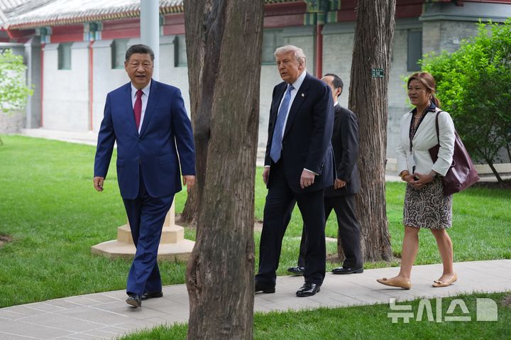 [베이징=AP/뉴시스] 도널드 트럼프(오른쪽) 미국 대통령과 시진핑 중국 국가주석이 15일(현지 시간) 중국 베이징 중난하이에서 만나 함께 걷고 있다. 2026.05.15.