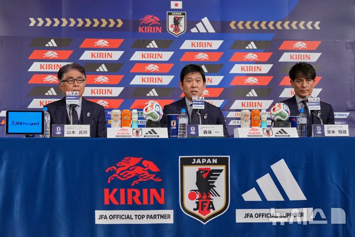 [도쿄=AP/뉴시스] 모리야스 하지메 일본 축구대표팀 감독(가운데). 2026.05.15.