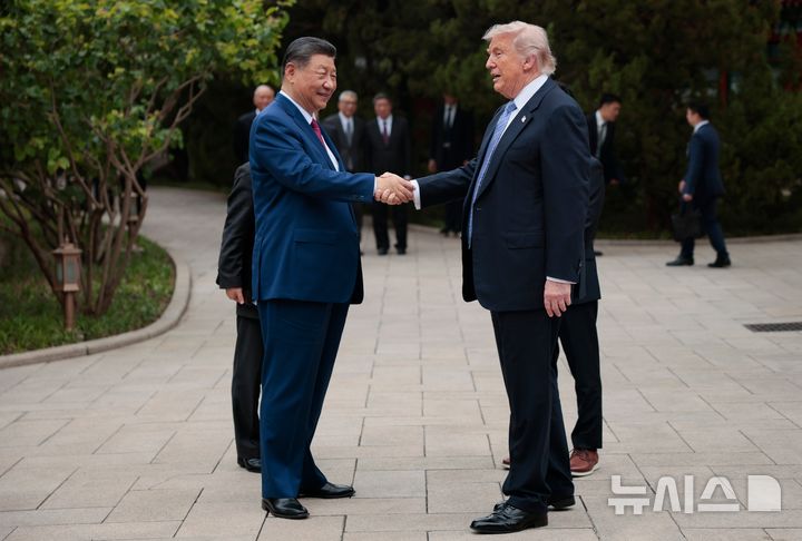 [베이징=AP/뉴시스] 도널드 트럼프(오른쪽) 미국 대통령이 15일(현지 시간) 중국 베이징 중난하이에서 일정을 마친 뒤 시진핑 중국 국가주석과 작별 인사를 하고 있다. 2026.05.15.