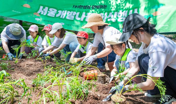 [서울=뉴시스 한섬 멸종위기종 이식활동. (사진=현대백화점그룹 제공) *재판매 및 DB 금지
