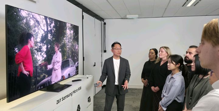[서울=뉴시스] 14일에서 15일(현지시간)까지 호주 시드니에서 열린 삼성전자 '2026 호주 테크세미나'에서 참석자들이 2026년형 마이크로 RGB를 살펴보고 있다. (사진=삼성전자 제공) 2026.05.15. photo@newsis..com *재판매 및 DB 금지