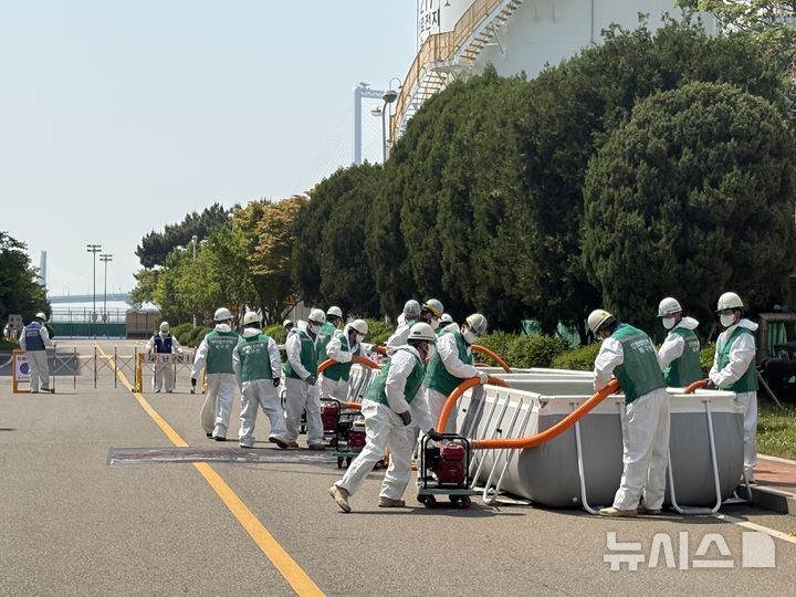 [세종=뉴시스]14일 한국중부발전 재난대응 안전한국훈련에서 싱크홀 발생에 대응하기 위해 재난관리자원을 긴급 투입하여 배수작업을 하고 있다.(사진=중부발전 제공)