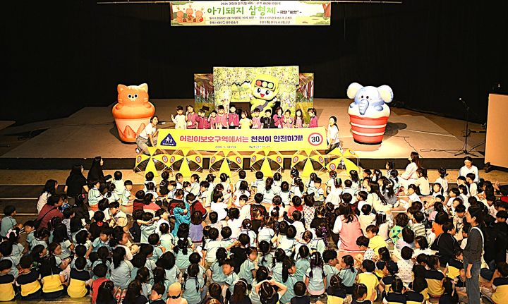 [원주=뉴시스] 어린이 교통사고 예방과 올바른 보행문화 확산을 위해 KBS원주방송국 어린이 인형극 행사와 연계해 교통안전 캠페인을 진행하고 있다. (사진=한국도로교통공단 제공) 2026.05.15. photo@newsis.com *재판매 및 DB 금지