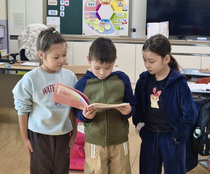 [대구=뉴시스] 정재익 기자 = 지난 14일 대구 달성군 논공초등학교에서 이주배경학생들이 한국어 교과서를 읽고 있다. 2026.05.15. jjikk@newsis.com *재판매 및 DB 금지