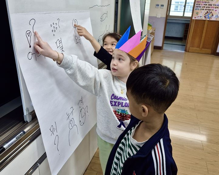 [대구=뉴시스] 정재익 기자 = 지난 14일 대구 달성군 논공초등학교에서 이주배경학생들이 한국어 교육을 받고 있다. 2026.05.15. jjikk@newsis.com *재판매 및 DB 금지