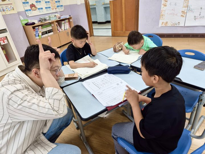 [대구=뉴시스] 정재익 기자 = 지난 14일 대구 달성군 논공초등학교에서 이태윤 한국어학급 담임교사가 이주배경학생들을 가르치고 있다. 2026.05.15. jjikk@newsis.com *재판매 및 DB 금지