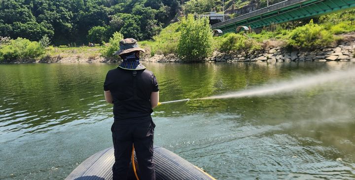[용인=뉴시스] 경기 용인시 기흥저수지에 조류제거제를 살포하는 모습. (사진=용인시 제공) 2026.05.15. photo@newsis.com&nbsp; *재판매 및 DB 금지