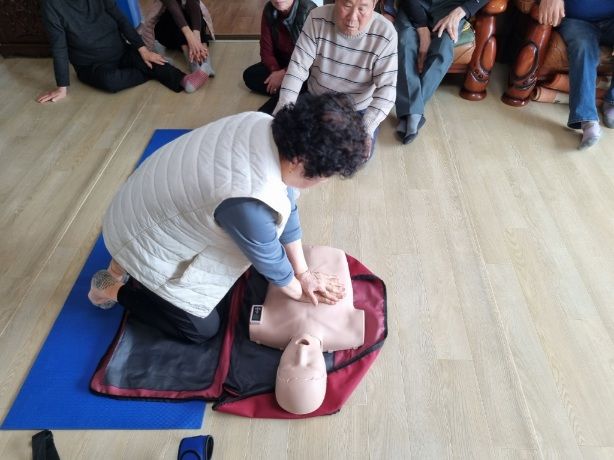 [안산=뉴시스] 대부도 경로당을 이용하는 한 어르신이 14일 안산시가 진행한 안전교육에서 심폐소생술 시연을 하고 있다. (사진=안산시 제공) 2026.05.15. photo@newsis.com *재판매 및 DB 금지