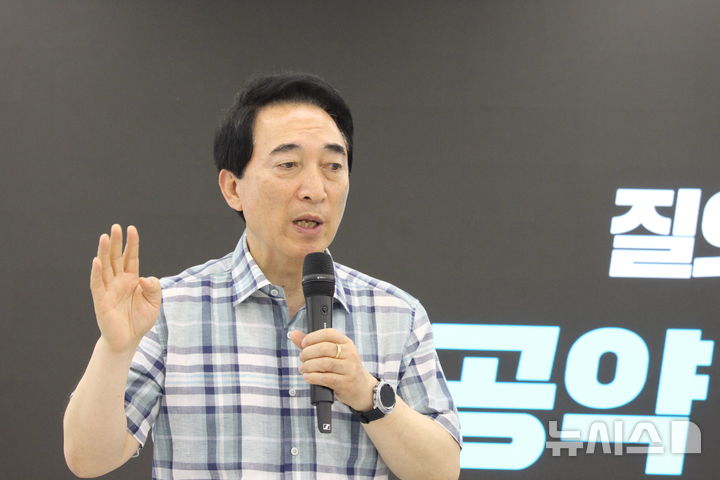 [천안=뉴시스] 최영민 기자=박수현 더불어민주당 충남도지사 후보가 15일 단국대학교 천안캠퍼스에서 열린 언론인 대상 미디어데이 행사에서 질문에 답하고 있다. 2026.05.15 ymchoi@newsis.com