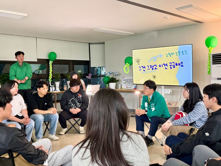 [울산=뉴시스] 울산 청년들이 조용식 울산교육감 후보 선거사무실을 방문해 조 후보와 대화를 나누고 있다. (사진=후보 측 제공) 2026.05.15. photo@newsis.com *재판매 및 DB 금지