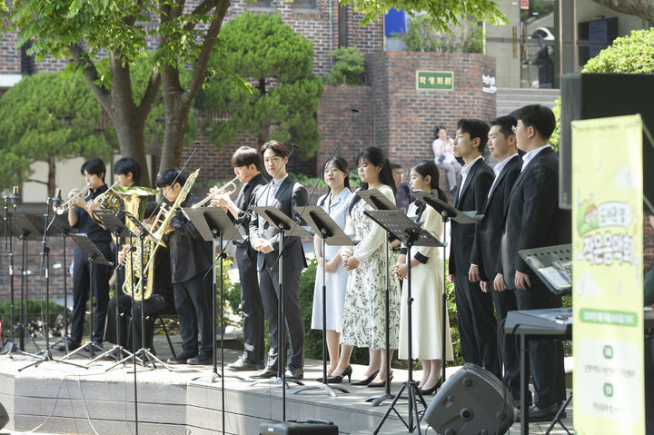 [서울=뉴시스] 지난 13일 상명대에서 '도서관 옆 작은 음악회' 프로그램이 개최됐다. (사진=상명대 제공) 2026.05.15. photo@newsis.com *재판매 및 DB 금지