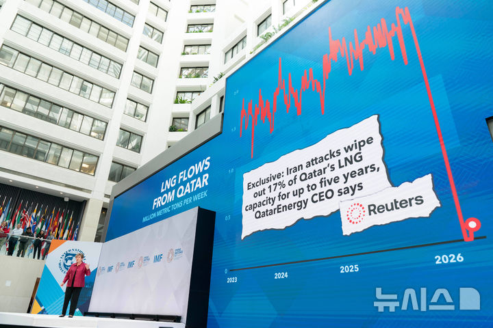 [워싱턴=AP/뉴시스] 국제통화기금(IMF)이 14일(현지시간) 세계 경제가 기존의 낙관적 전망을 벗어나 '부정적 시나리오'로 이동하고 있다는 진단을 내놓았다. 도널드 트럼프 미국 대통령과 시진핑 중국 국가주석 간의 정상회담에 대해서는 긍정적으로 평가했다. 사진은 2026년 4월9일(현지시간) 크리스탈리나 게오르기에바 국제통화기금(IMF) 총재가 미국 워싱턴 IMF 본부에서 세계은행·IMF 춘계회의를 앞두고 기자회견을 하고 있는 모습. 2026.05.15.