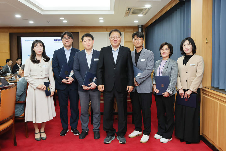 [창원소식]창원시, 4월 이달의 우수공무원 표창 수여 등