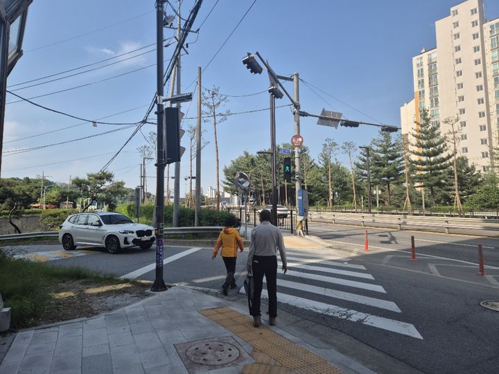 동구릉 역사거리 조성구간에 설치된 수동조작 신호등. (사진=구리시 제공) photo@newsis.com *재판매 및 DB 금지