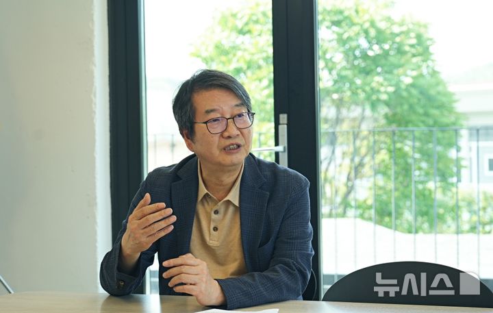 [서울=뉴시스] 배석철 충북대학교 의과대학 교수가 13일 뉴시스와 인터뷰 하고 있다. (사진= 셀가디언 제공)