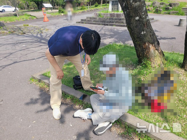 [제주=뉴시스] 서귀포경찰서 성수환 형사와 조현수 형사가 14일 오후 제주시 어리목 주차장에서 보이스피싱 조직에 속은 피해자를 설득하고 있다. (사진=서귀포경찰서 제공) 2026.05.15. photo@newsis.com