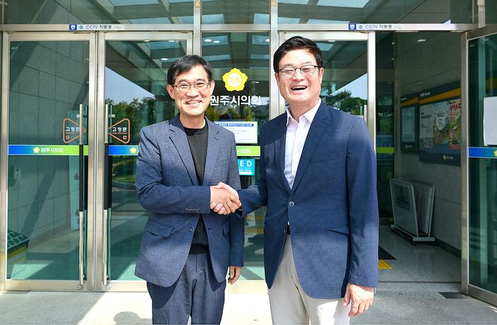 [원주=뉴시스] 조용기 원주시의장(왼쪽)과 더불어민주당 구자열 원주시장 후보. (사진=구자열 캠프 제공) 2026.05.15. photo@newsis.com *재판매 및 DB 금지
