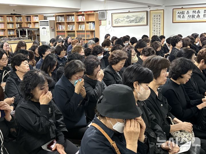[서울=뉴시스]신유림 기자=15일 오전 서울 마포구 일성여자중고등학교 다목적실에서 열린 고(故) 이선재 교장 추모식에 참석한 학생들이 눈물을 훔치고 있다. 2026.05.15. spicy@newsis.com