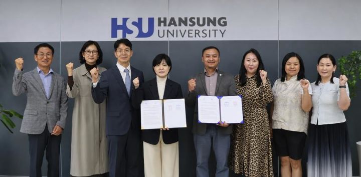 [서울=뉴시스] 14일 한성대와 몽골 만다흐대가 '경영학 석사과정 공동학위 프로그램 운영' 협약을 체결하고, 양교 관계자들이 협약식에서 기념 사진을 촬영하고 있다. (사진=한성대 제공) 2026.05.15. photo@newsis.com *재판매 및 DB 금지