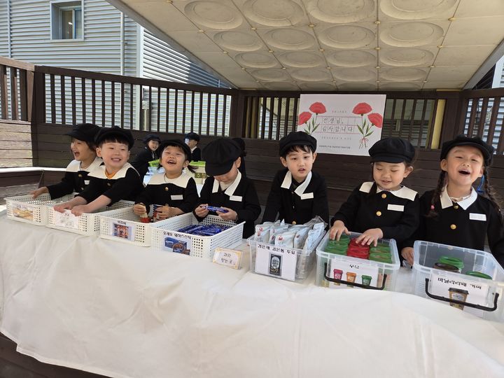 [울산=뉴시스] 울산 수암초 병설유치원 원아들이 14일 선생님과 함께 '사랑 감사 특별한 가게' 활동을 하고 있다. (사진=울산시교육청 제공) photo@newsis.com *재판매 및 DB 금지