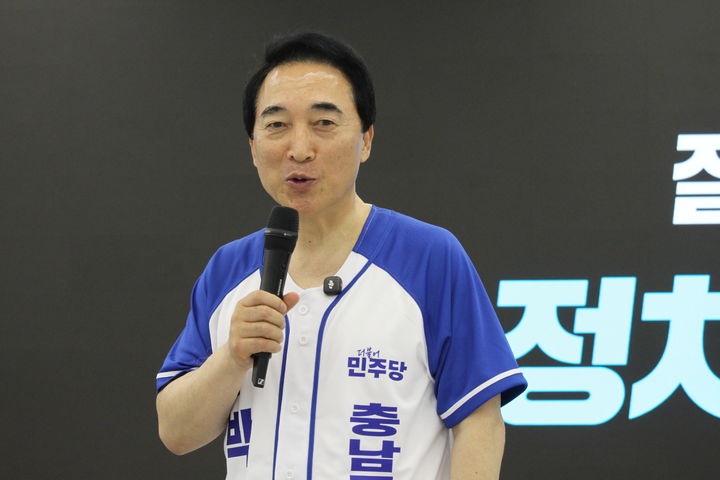 [천안=뉴시스] 최영민 기자=박수현 더불어민주당 충남도지사 후보가 15일 단국대학교 천안캠퍼스에서 열린 미디어데이에 참석해 언론인들의 질문에 답하고 있다. 2026.05.15 ymchoi@newsis.com *재판매 및 DB 금지