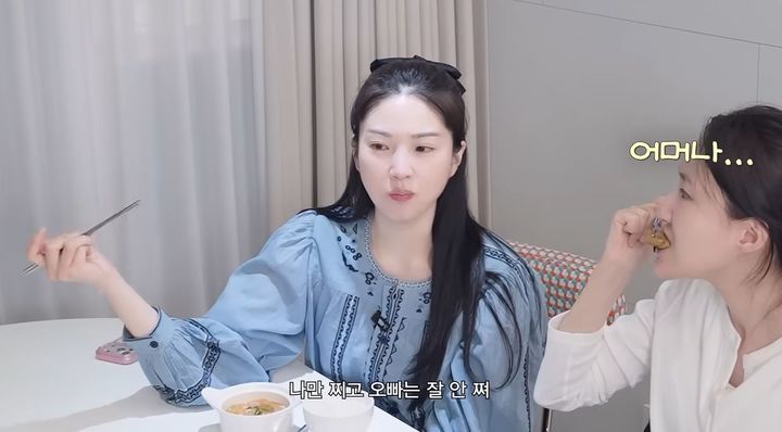 [서울=뉴시스] 가수 전진(45)의 아내 류이서(42)가 과거 야식을 먹었다가 살이 쪘던 경험을 밝혔다. (사진='내사랑 류이서' 유튜브 채널 캡처)
