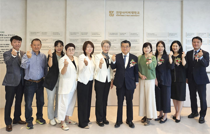 [대전=뉴시스] 스승의 날 카네이션을 달아드리고 기념촬영을 하는 건양사이버대학교 총학생회 관계자들과 이동진 총장. (사진=건양사이버대 제공) 2026.05.15. photo@newsis.com *재판매 및 DB 금지