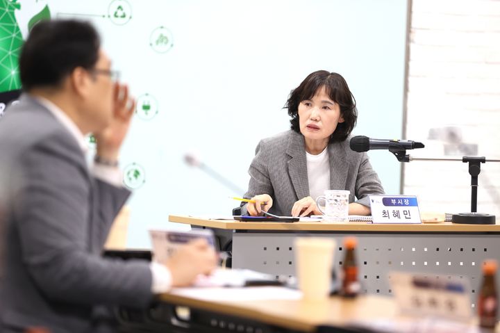 [광명=뉴시스] 최혜민 경기 광명시장 권한대행이 15일 시청 중회의실에서 열린 '제2차 광명시 공공디자인 진흥계획 수립 용역' 착수보고회에서 공공디자인 구상에 대해 이야기하고 있다. (사진=광명시 제공) 2026.05.15. photo@newsis.com *재판매 및 DB 금지