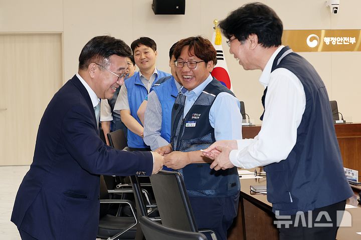 [서울=뉴시스] 윤호중 행정안전부 장관이 15일 오전 정부세종청사에서 3개(전국공무원노동조합, 대한민국공무원노동조합총연맹, 공무원노동조합연맹) 공무원 노조 대표와 상생 협력 등을 논의하는 간담회에서 악수하고 있다. (사진=행정안전부 제공) 2026.5.15 photo@newsis.com