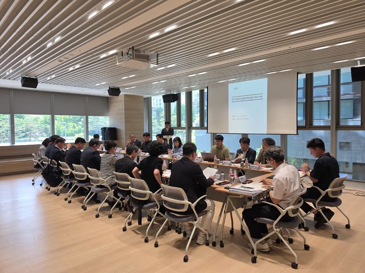 [수원=뉴시스] 15일 경기신용보증재단에서 열린 '경기 에너지 대전환 워킹그룹' 첫 회의. (사진=경기도 제공) 2026.05.15. photo@newsis.com *재판매 및 DB 금지