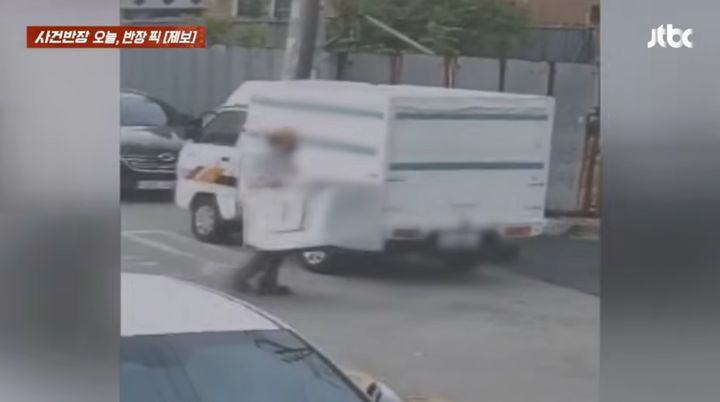 [서울=뉴시스] 한 남성이 치와와 두 마리가 든 철장을 통째로 들고 트럭으로 걸어가고 있다. (사진=JTBC '사건반장' 캡처) 2026.05.15.
