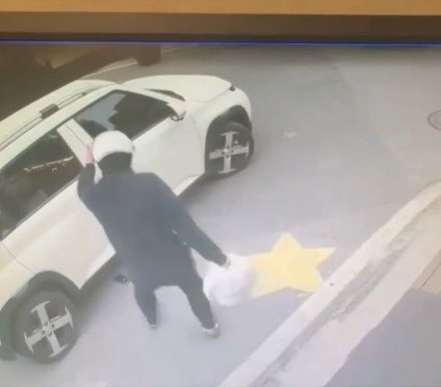 [서울=뉴시스] 후진하는 차량 밑으로 휴대전화를 떨어뜨린 배달 기사가 차주에게 수리비를 요구했다는 사연이 알려져 온라인상에서 논란이 일고 있다. (사진=보배드림 캡처) *재판매 및 DB 금지