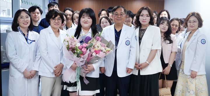 [용인=뉴시스] 방송인 이국주의 한강병원 홍보대사 위촉식. (사진=메디필드한강병원 제공) 2026.05.15. photo@newsis.com *재판매 및 DB 금지