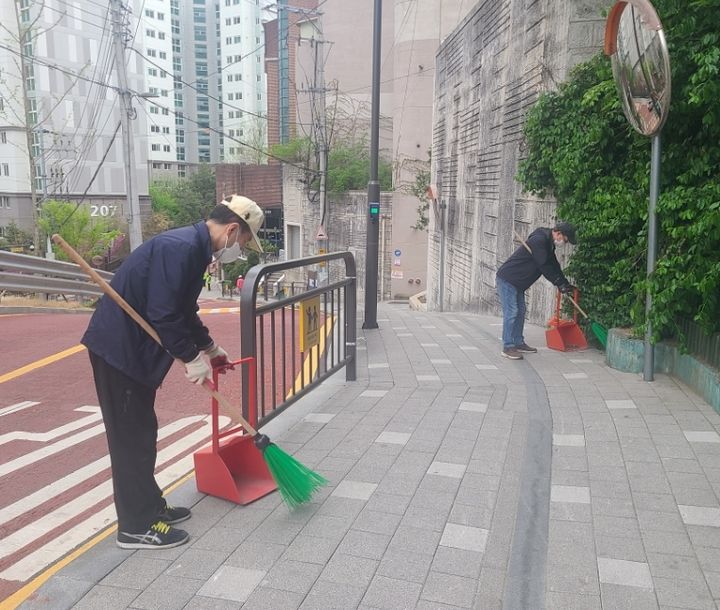 [서울=뉴시스] 동행일자리 사업 참여자가 근무하는 모습. (사진=성동구 제공) 2026.05.15. photo@newsis.com *재판매 및 DB 금지