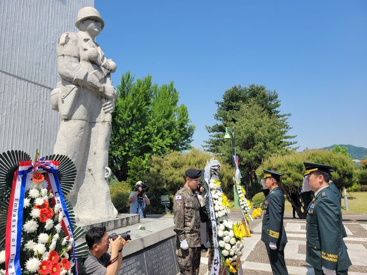 [횡성=뉴시스] 이동식 36사단장이 네덜란드군을 기리는 참전기념비에 헌화하고 있다. (사진=육군 제36사단 제공) 2026.05.15. photo@newsis.com *재판매 및 DB 금지
