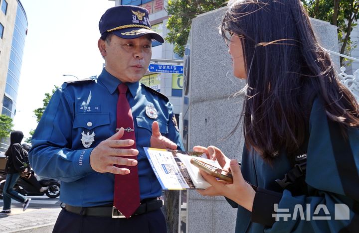 [제주=뉴시스] 오영재 기자 = 고평기 제주경찰청장이 15일 오후 제주시 제주중앙여고 앞에서 '학생 맞춤형 특별치안 캠페인'을 전개하고 있다. 2026.05.15. oyj4343@newsis.com 