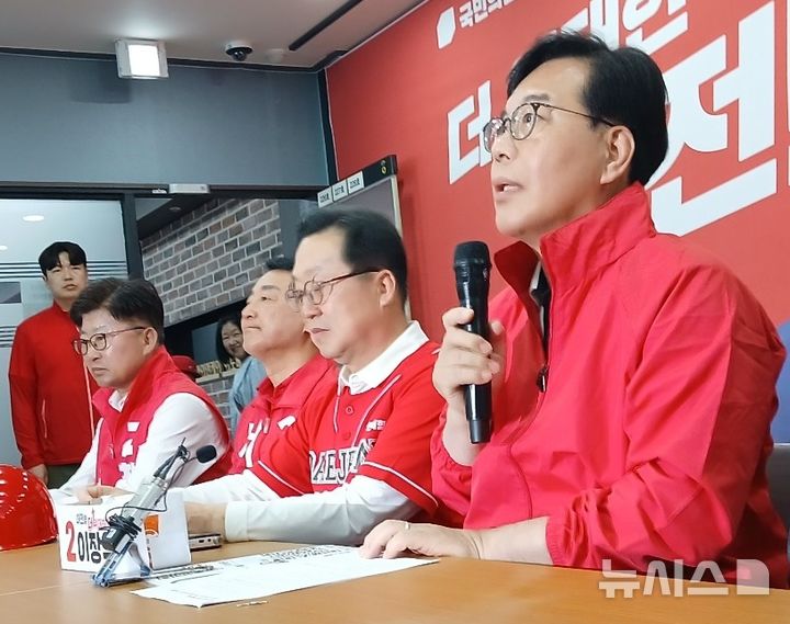 [대전=뉴시스] 조명휘 기자 = 송언석 국민의힘 원내대표가 15일 이장우 대전시장 후보 선거사무소에서 기자회견을 열고 현안에 대해 발언하고 있다. 2026.05.15. joemedia@newsis.com
