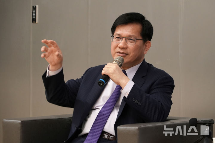 [타이베이=AP/뉴시스] 대만이 15일(현지시간) 마코 루비오 미국 국무장관의 대만 정책 불변 발언에 환영 입장을 밝혔다. 도널드 트럼프 미국 대통령과 시진핑 중국 국가주석의 정상회담에서 대만 문제가 핵심 쟁점으로 부상한 직후 나온 미국 측 입장에 즉각 반응한 것이다. 사진은 린자룽 대만 외교부장(장관)이 2025년 11월 12일(현지시간) 대만 타이베이에서 취재진의 질문에 답변하고 있는 모습. 2026.05.15.