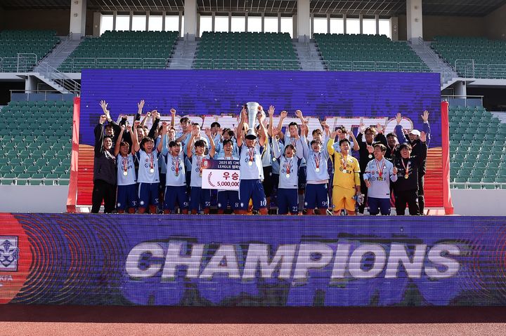 [서울=뉴시스] 서울양천구TNTFC, 2025시즌 K5 디비전 리그 챔피언십 우승. (사진=대한축구협회 제공)&nbsp; *재판매 및 DB 금지