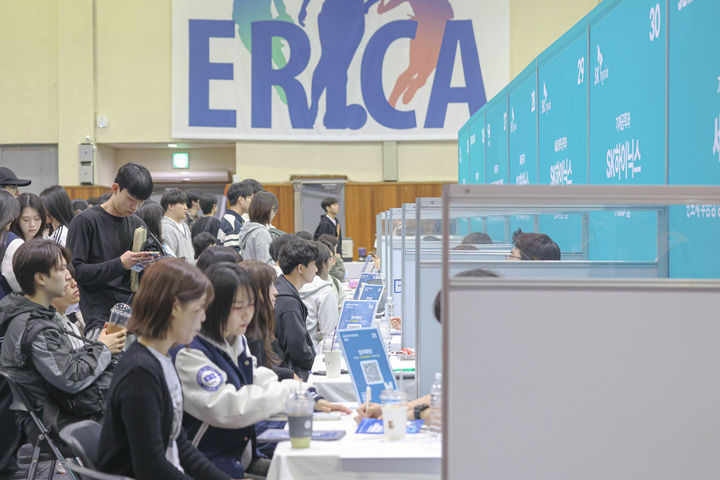 [서울=뉴시스] 한양대 ERICA '2026 취업공감콘서트' 행사 부스에서 학생들이 상담을 진행하고 있다. (사진=한양대 에리카 제공) 2026.05.15. photo@newsis.com *재판매 및 DB 금지