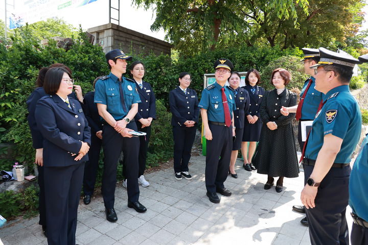[수원=뉴시스] 15일 오후 황장선 경기남부경찰청장이 수원시 소재 화홍초·영복여중·영복여고를 방문해 통학로 안전 상태를 점검하고 있다. (사진=경기남부경찰청 제공) 2026.5.15. photo@newsis.com *재판매 및 DB 금지