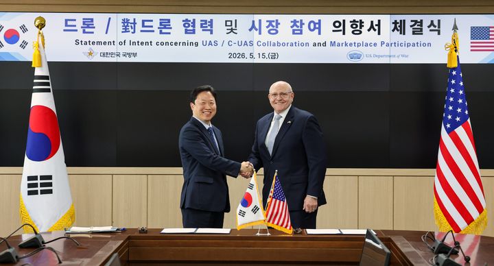 [서울=뉴시스] 15일 오후 용산 국방부에서 열린 '드론·對드론 협력 및 시장 참여’ 협력의향서 체결식에서 전준범 국방부 국방인공지능기획국장과 패트릭 메이슨 미국 육군성 방산수출협력 부차관보가 악수하고 있다. (사진=국방부 제공) 2026.05.15. photo@newsis.com *재판매 및 DB 금지