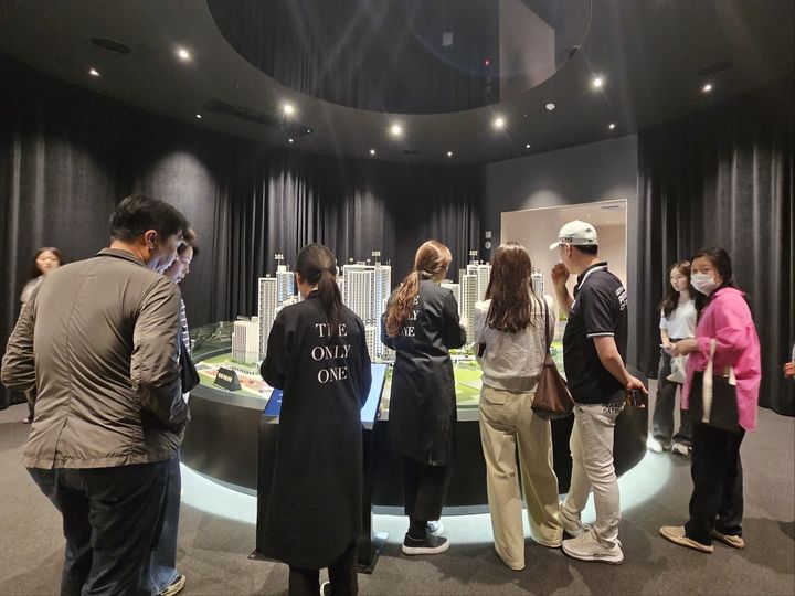 [서울=뉴시스] 15일 강남구 도곡동에 마련된 ‘아크로 리버스카이’ 견본주택에서 방문객이 단지 모형을 구경하고 있다. *재판매 및 DB 금지