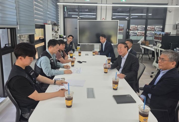 [서울=뉴시스] 15일 삼성전자 전영현 대표이사 부회장 겸 디바이스솔루션(DS) 부문장과 김용관 DS부문 경영전략총괄 사장, 한진만 파운드리사업부장 사장, 박용인 시스템LSI사업부장 사장 등 반도체 부문 경영진이 경기 평택캠퍼스 노조 사무실을 방문했다. (사진=삼성그룹 초기업 노동조합 삼성전자 지부 제공). 2026.05.15. photo@newsis.com *재판매 및 DB 금지