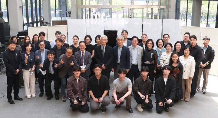 [서울=뉴시스] 지난 13일 명지대 자연캠퍼스에서 열린 로비 음악회 '정오의 오바드' 참가자들이 기념 사진을 촬영하고 있다. (사진=명지대 제공) 2026.05.15. photo@newsis.com *재판매 및 DB 금지