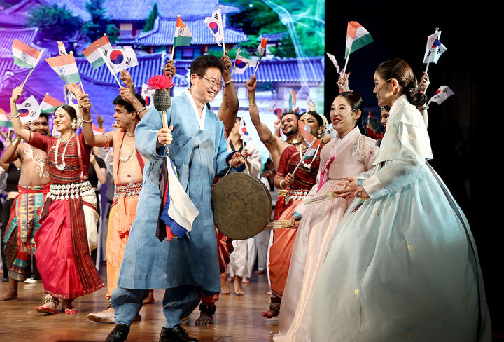[안동=뉴시스] 이철우 국민의힘 경북도지사 후보(인도 한-인도 수교 50주년 합동 예술공연) (사진=이철우 후보측 제공) 2026.05.15 photo@newsis.com *재판매 및 DB 금지