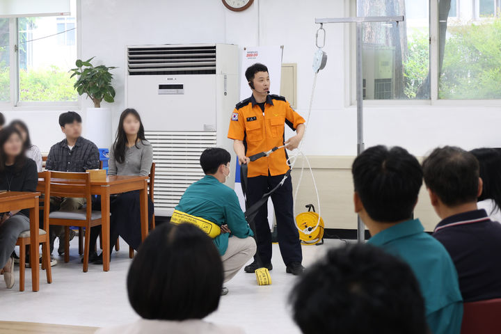 [대구=뉴시스] 대구북부소방서는 대구시청 직원을 대상으로 완강기 체험 교육을 실시했다. (사진=대구북부소방서 제공) 2026.05.15. photo@newsis.com *재판매 및 DB 금지