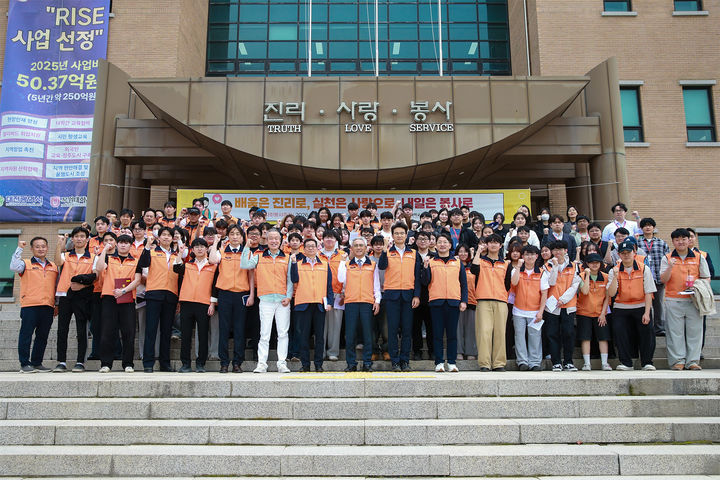 [대전=뉴시스; 목원대 '2026학년도 1학기 사회봉사주간' 출정식을 기념촬영. (사진=목원대 제공) 2026.05.15. photo@newsis.com *재판매 및 DB 금지